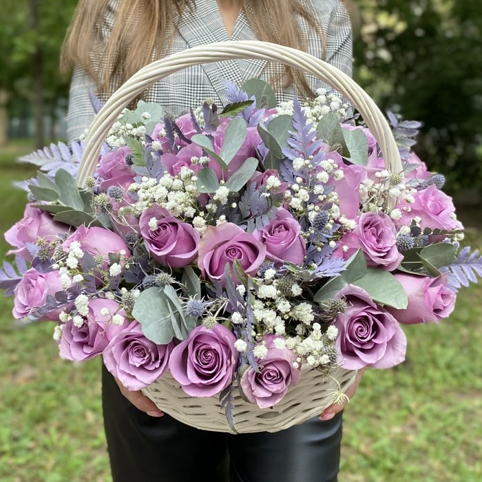 35 сиреневых роз в корзине